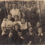 П.И. Филиппов (второй слева в верхнем ряду) и участники драмкружка. Фотография конца 1940-х гг.